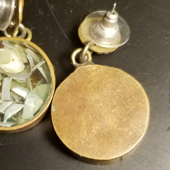 Brass and resin stud earrings - Picture 2 of 5